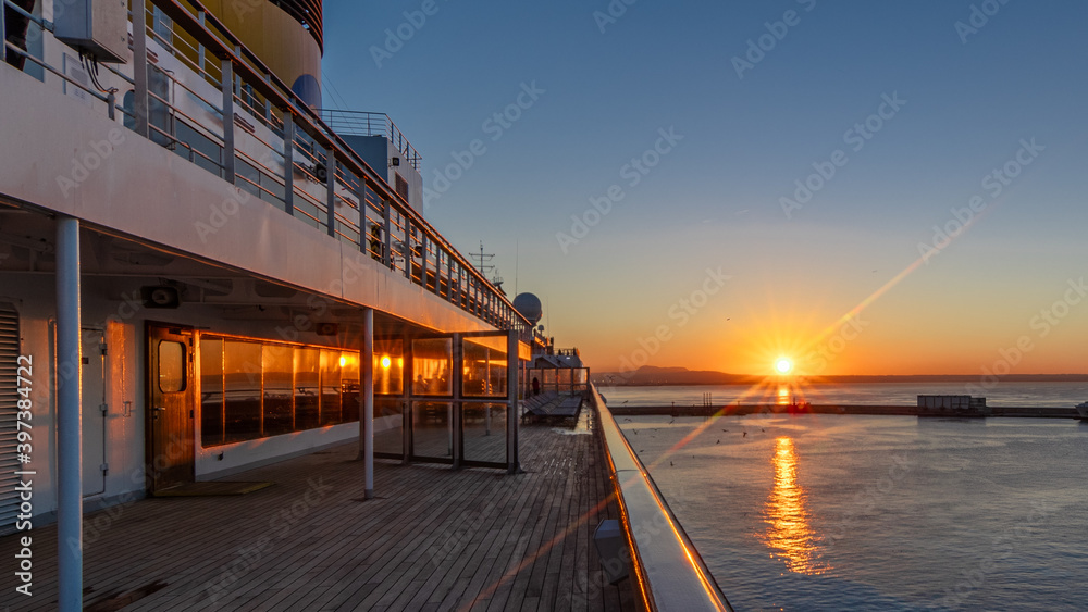 Vue d'un lever de soleil depuis le pont promenade d'un navire de croisière.