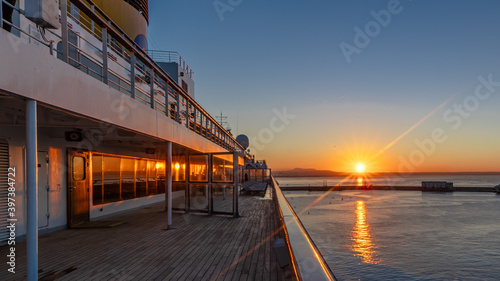 Vue d'un lever de soleil depuis le pont promenade d'un navire de croisière.