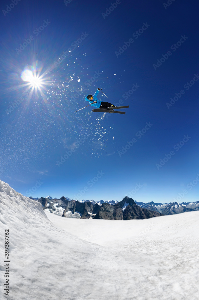 Saut à ski big air jump freestyle montagnes sport d'hiver