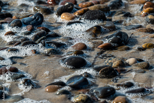 Bunte Steine im Wasser am Strand