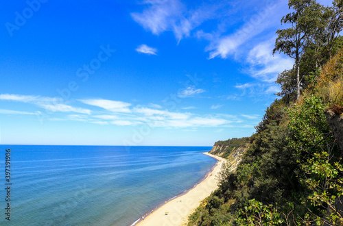 Fototapeta Naklejka Na Ścianę i Meble -  Steep sandy shore of the Baltic Sea, top view of the sandy beach and blue sea. Svetlogorsk District