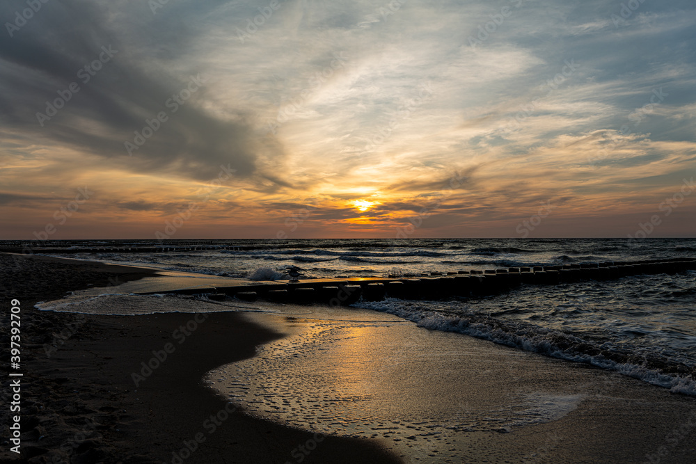 Sonnenuntergang mit Wellen in Darß
