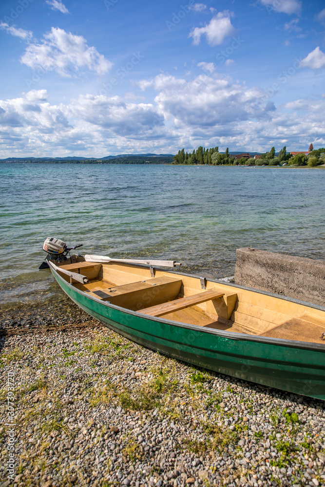 Idyllische Uferszene mit grünem Ruderboot auf der Insel Reichenau am Bodensee