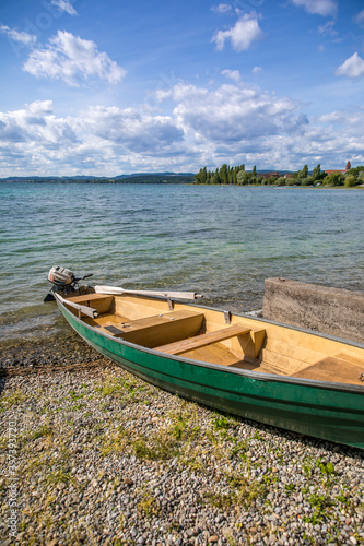 Idyllische Uferszene mit grünem Ruderboot auf der Insel Reichenau am Bodensee © Miguel.F
