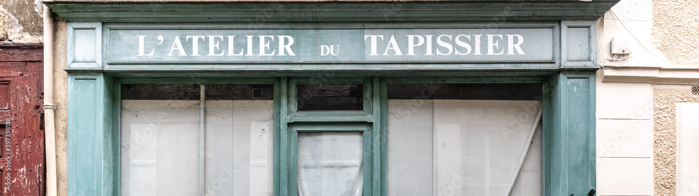 Shop window (l'atelier) in Senlis, France.