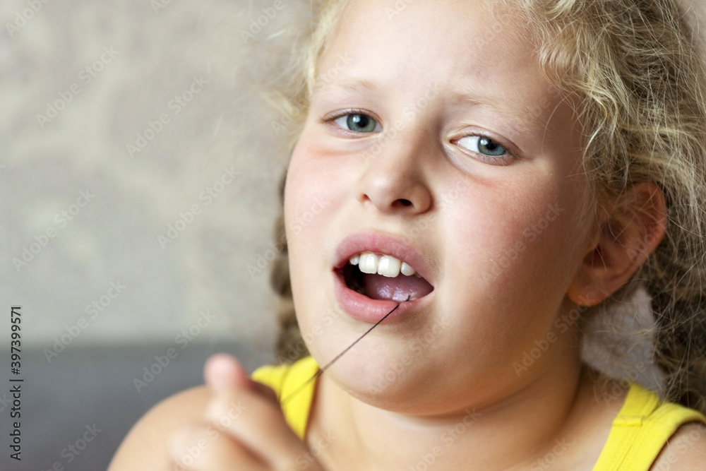 Face, open mouth, Tooth pulling thread Face, open mouth, Tooth pulling thread