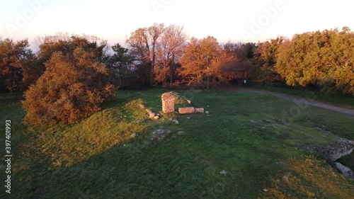 Le rovine dell'antica città di Tusculum. L'immagine aerea di un monumento recante iscrizioni latine photo