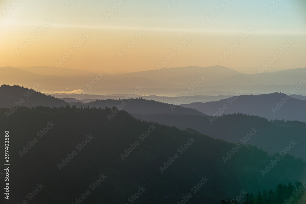 Gorce o świcie, widok ze szczytu Magurki, szczyty w porannych mgłach