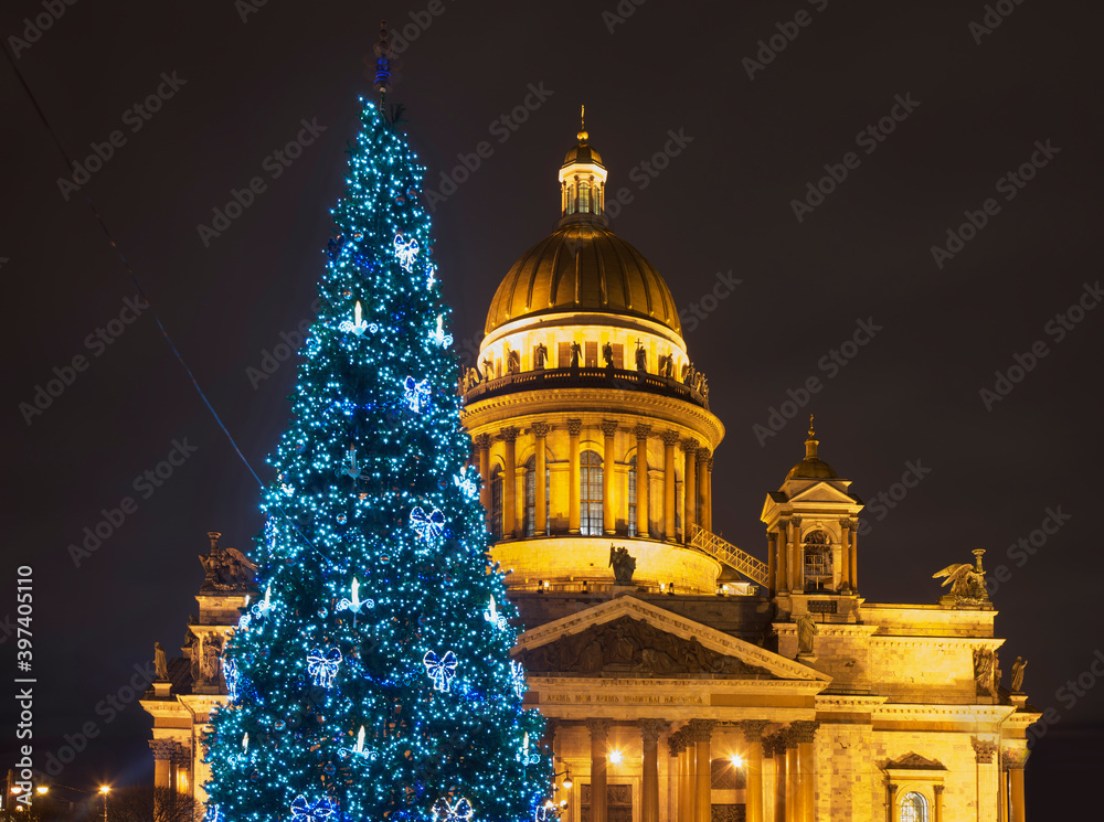 Obraz premium Christmas decoration of Saint Isaac square in Saint Petersburg. Russia