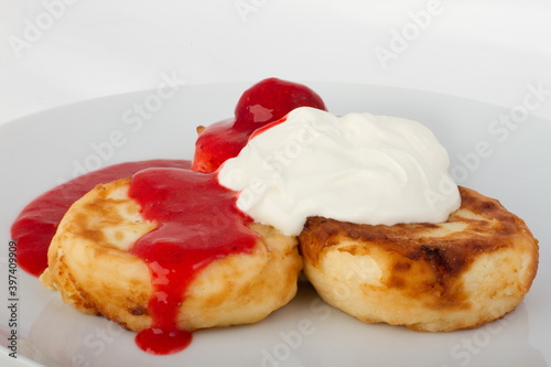 Cheesecakes with sour cream and cherry sauce