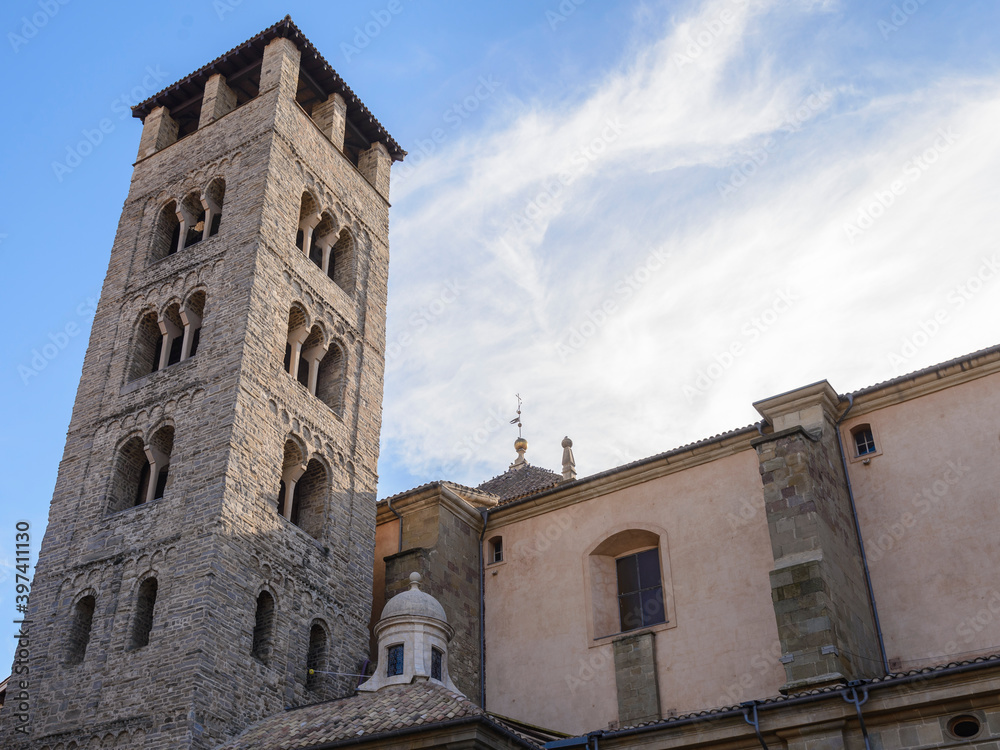 Torre campanario románico de la Catedral de Sant pere de Vic, comarca de Osona en Cataluña, España