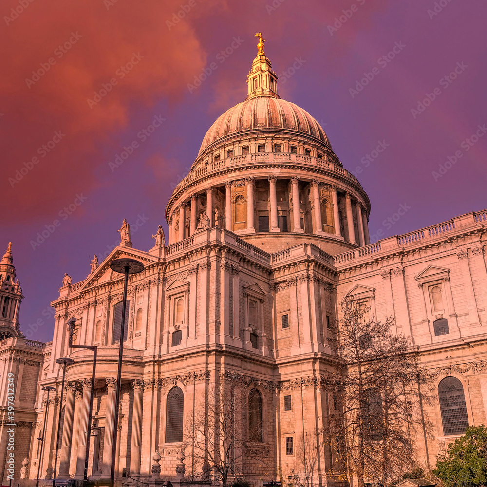 Obraz premium London England, saint Paul's cathedral impressive dome under dramatic sky