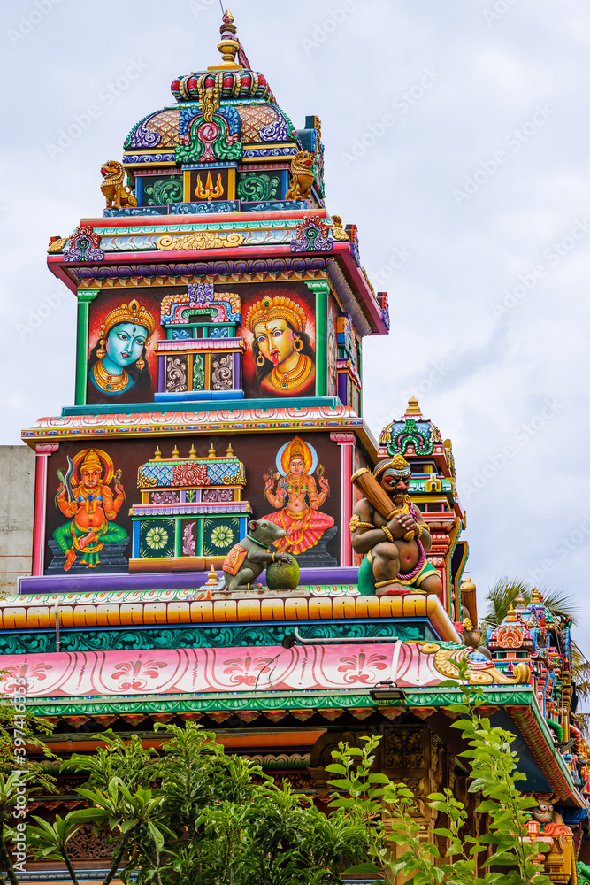 Obraz premium Saint-Pierre, Reunion - October 2020 : Figures of gods on the Shri Maha Badra Karli temple in Saint-Pierre on Reunion Island