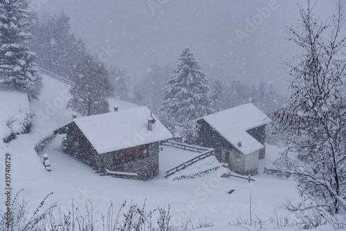 chalet baita neve nevicata montagna baita con neve grossa nevicata fiocchi di neve alta montagna  photo