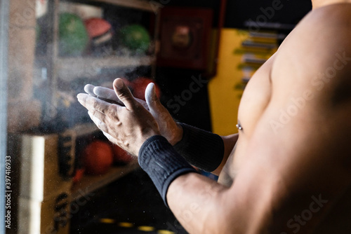 Photos athlete man hands with magnesium
