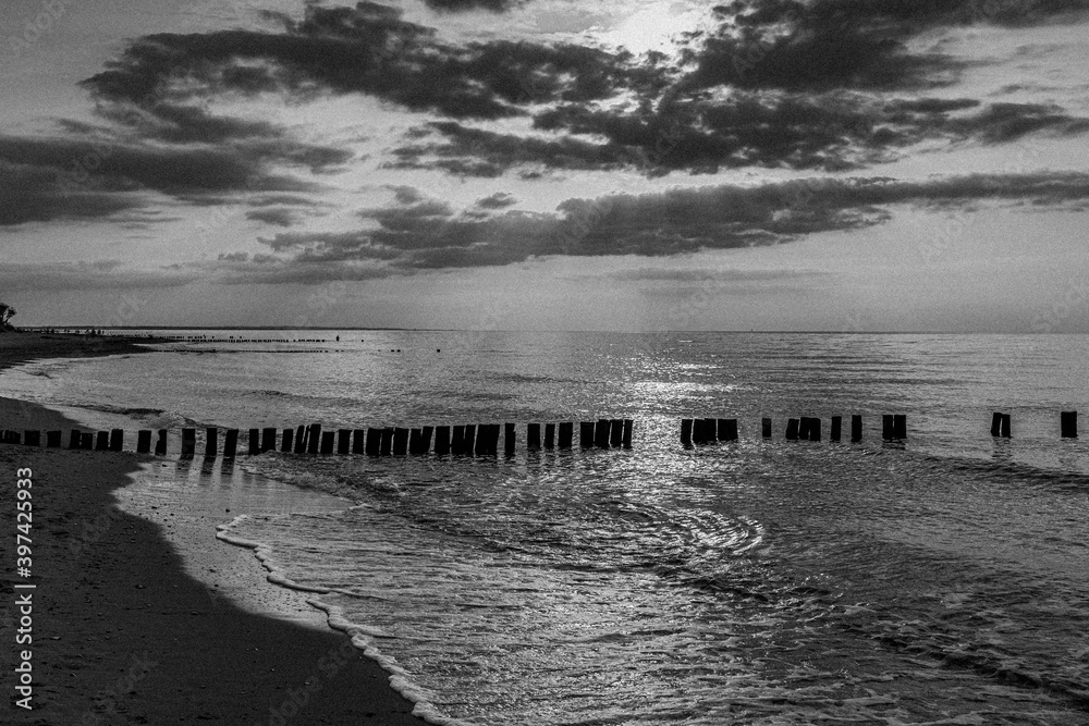 Fototapeta premium Sonnenuntergang am Meer in schwarz-weiss an der Ostsee