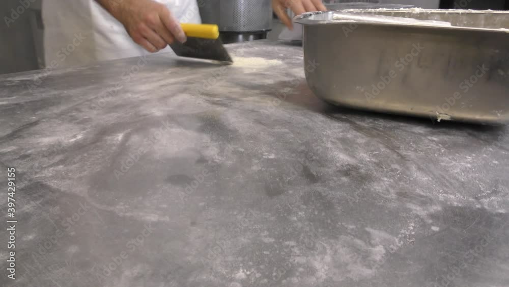 Pane preparato in una panetteria da un fornaio. Panini preparati artigianalmente. Lavoro Pane preparato in una panetteria da un fornaio. Panini preparati artigianalmente. Lavoro