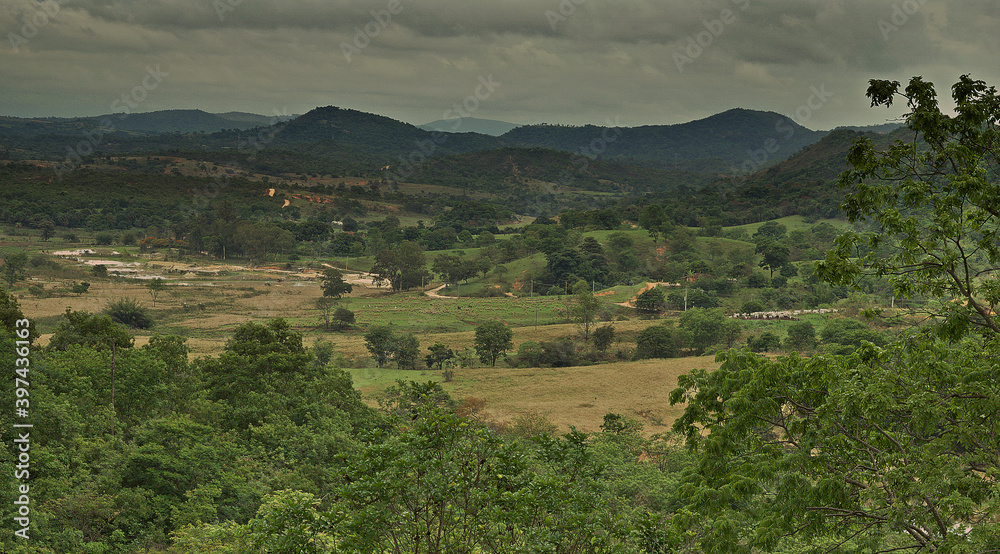 Linda vista de cima de montanha em final de tarde nublada de fazenda, situada na região de Esmeraldas, Minas Gerais, Brasil.