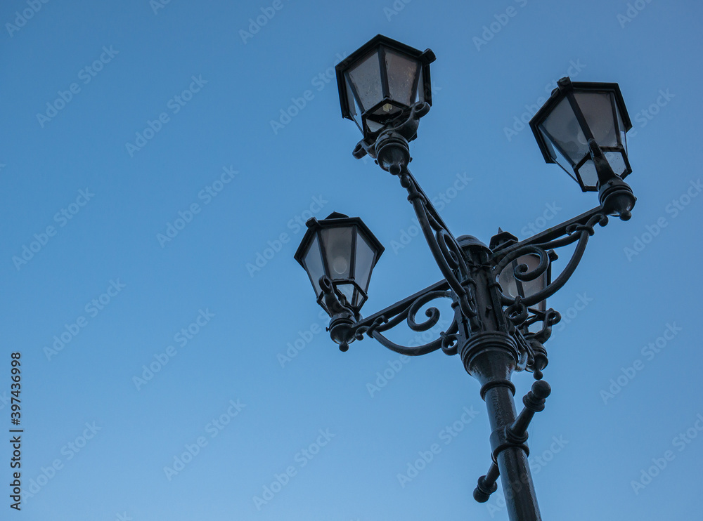 Alte Straßenlaterne aus Gusseisen mit vier Lampen Alte Straßenlaterne aus Gusseisen mit vier Lampen