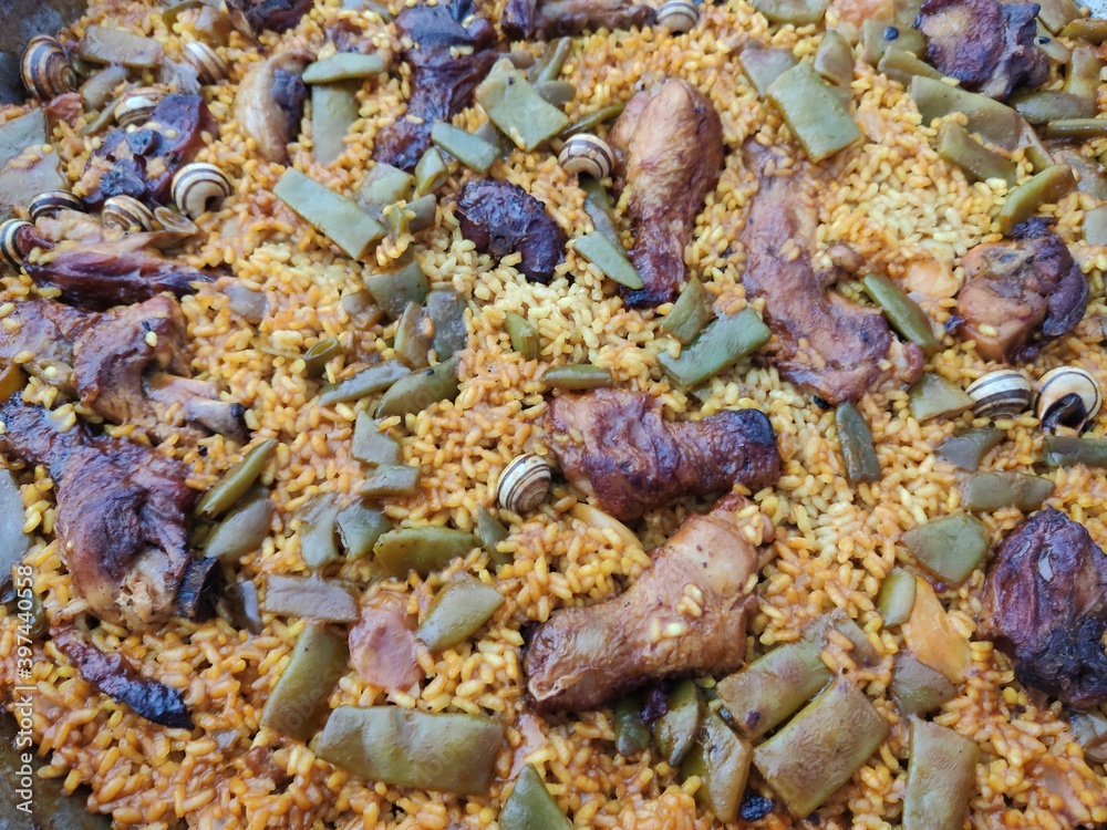 Plato español típico. Paella  valenciana con arroz, pollo, conejo, pato caracoles y verduras.