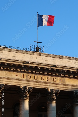 Façade du palais Brongniart, siège de la Bourse de Paris, surmonté du drapeau français (France) photo