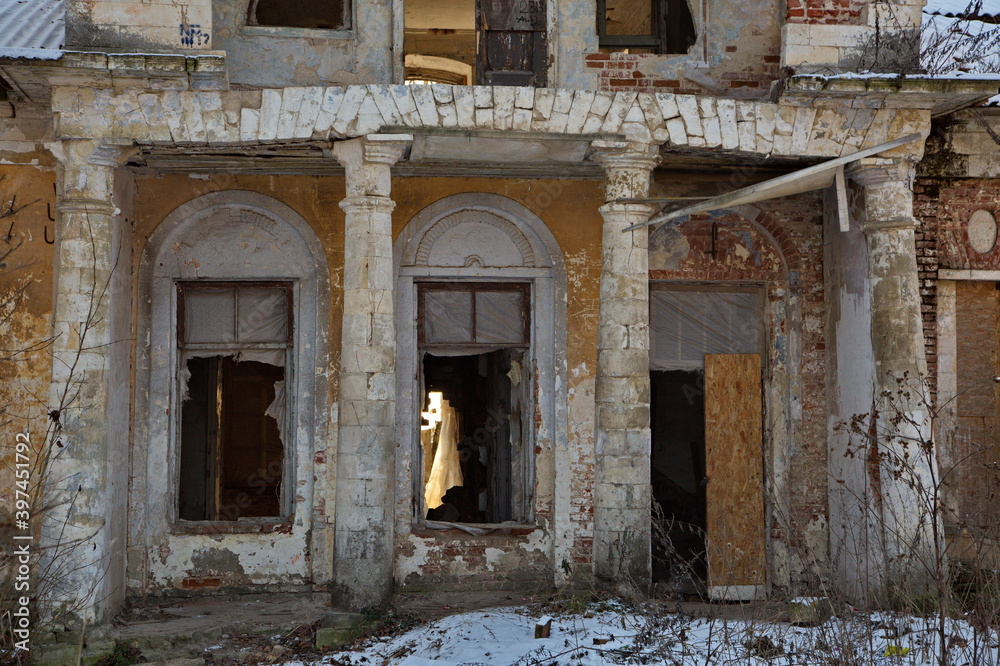 Fototapeta premium Ruins of the manor house in the Lyakhovo estate, Moscow region, Russia.