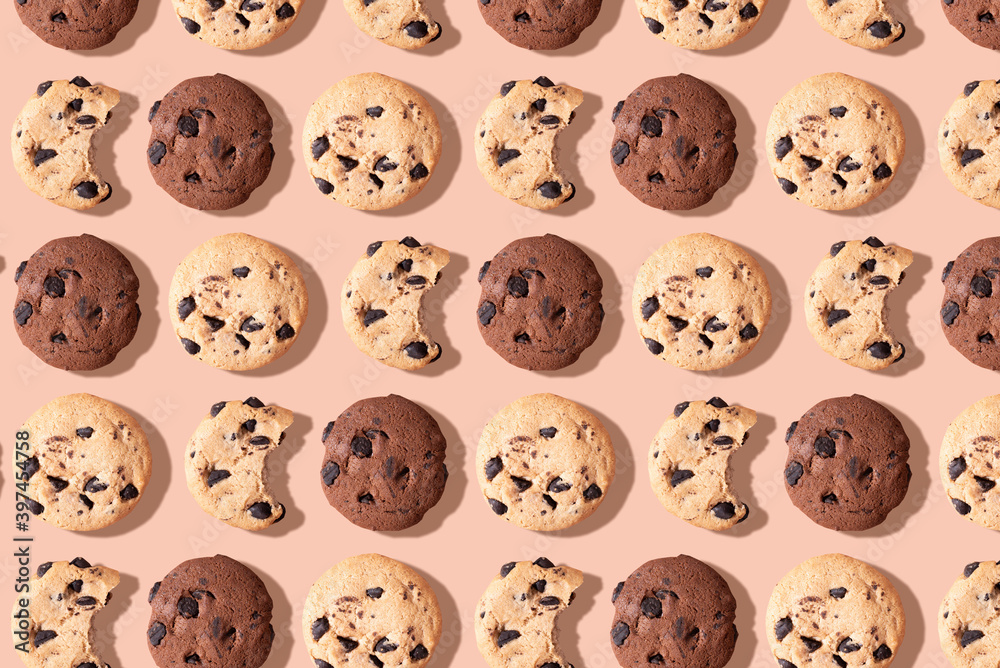 Obraz premium Pattern of chocolate chip cookies on a light brown background