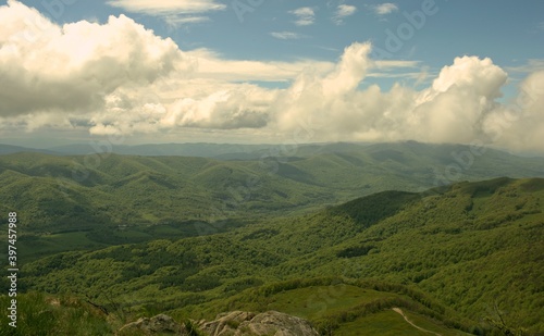 Fototapeta Naklejka Na Ścianę i Meble -  Panorama of the Bieszczady Mountains. View from Tarnica. Green mountains under white clouds