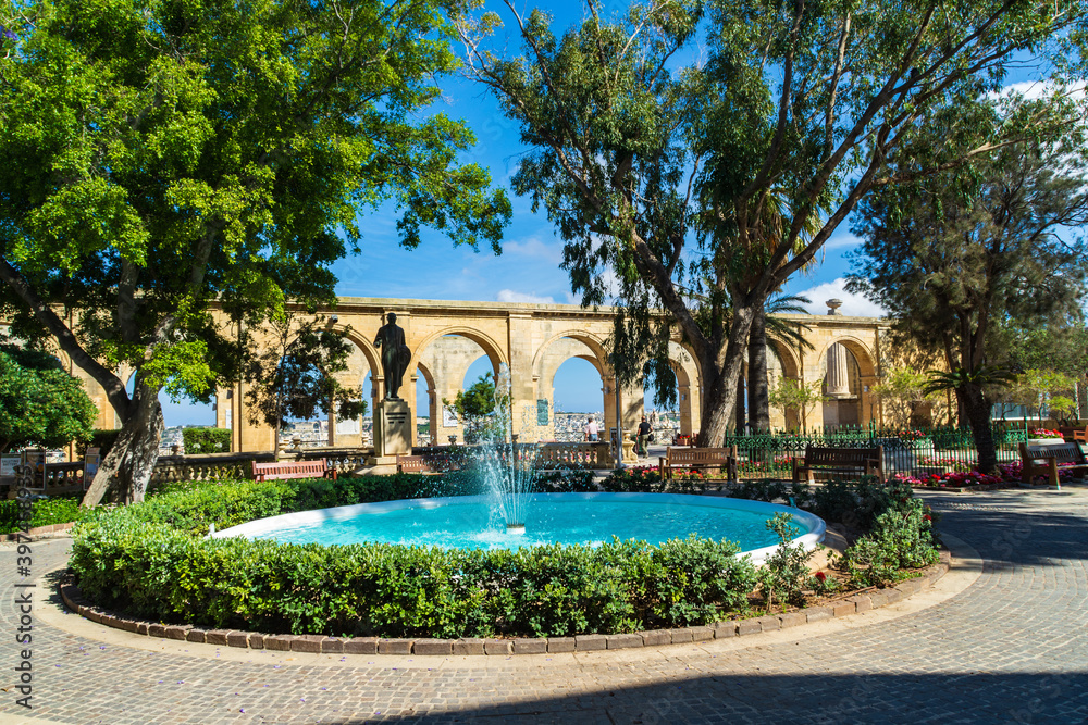 Obraz premium The fountain and terraced arches at the Upper Barrakka Garden, a public garden in the city of Valletta, Malta.
