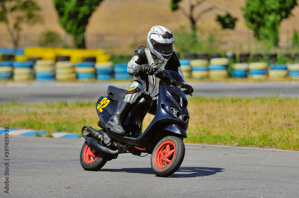 Obraz premium Motorcycle practice leaning into a fast corner on track