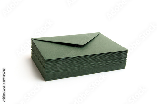 Papierumschläge im Stapel, Briefumschlag, Farbe grün, dunkelgrün