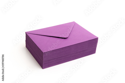Papierumschläge im Stapel, Briefumschlag, Farbe lila, violett