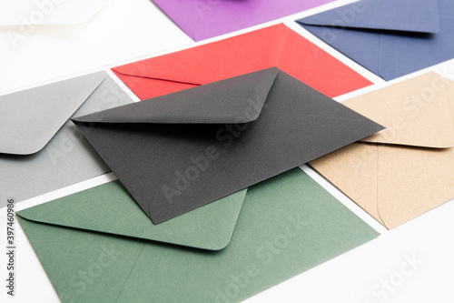 Papierumschlag farbig mix, Briefumschlag, Farbe schwarz