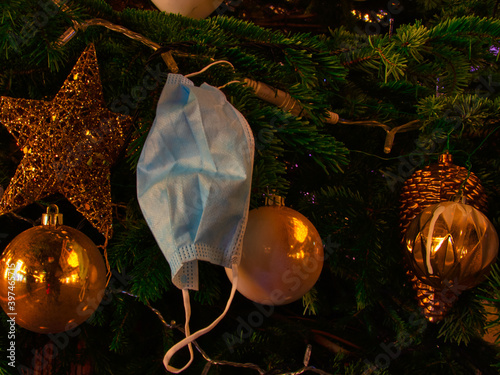 Obraz na płótnie Special Christmas Tree in 2020 due to Corona Pandamic Decorated With Face Mask w salonie