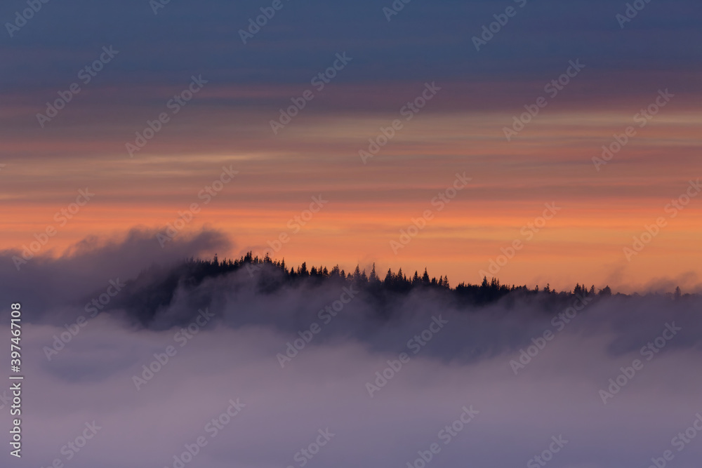 Brouillard et lever du soleil sur les Vosges Brouillard et lever du soleil sur les Vosges
