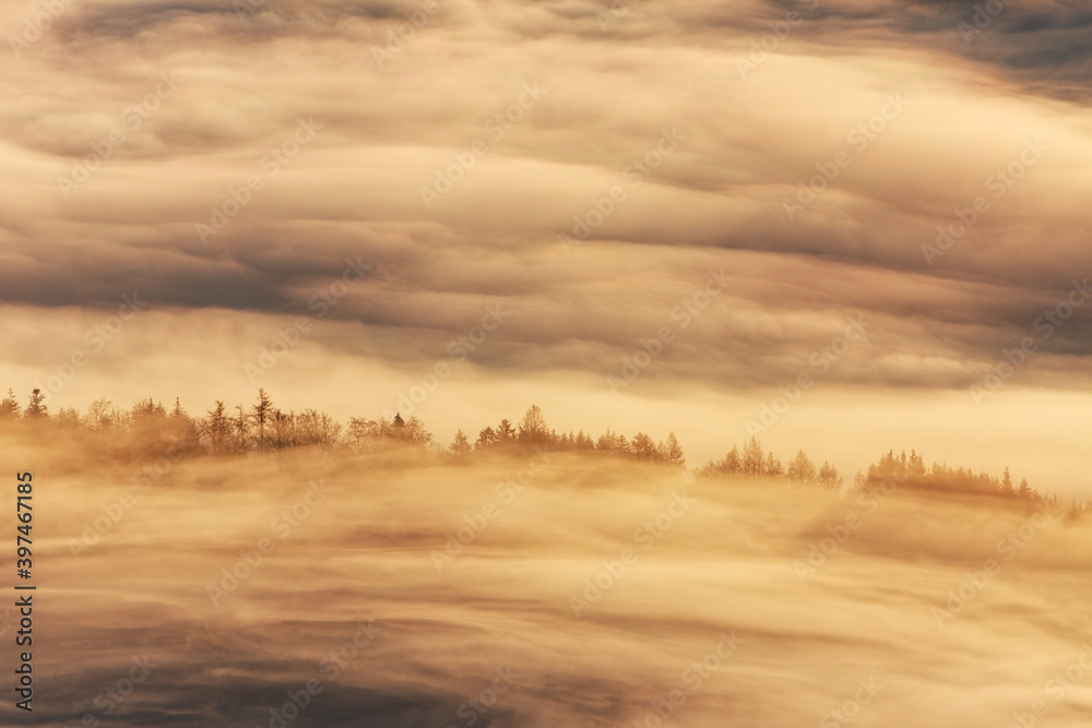 Fototapeta premium Brouillard et lever du soleil sur les Vosges