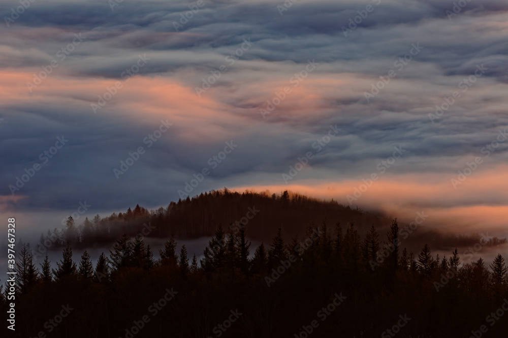 Brouillard et lever du soleil sur les Vosges Brouillard et lever du soleil sur les Vosges