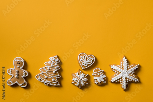 Fototapeta Naklejka Na Ścianę i Meble -  biscuit gift fortuna gold background new year cookies top view copy space