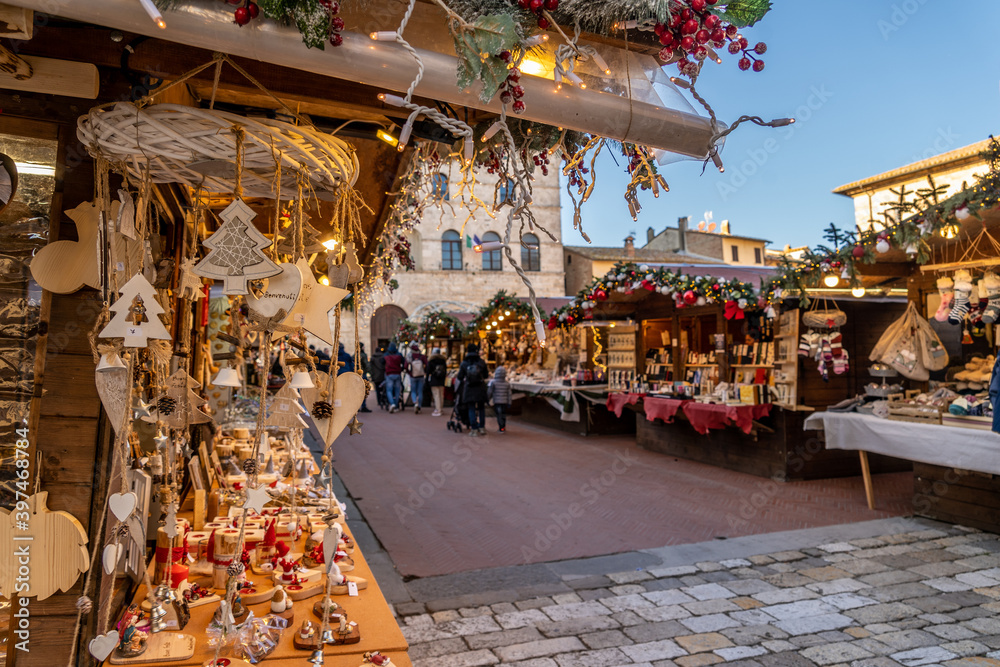 Obraz premium Christmas Market in Montepulciano, Piazza Grande, during the Christmas time