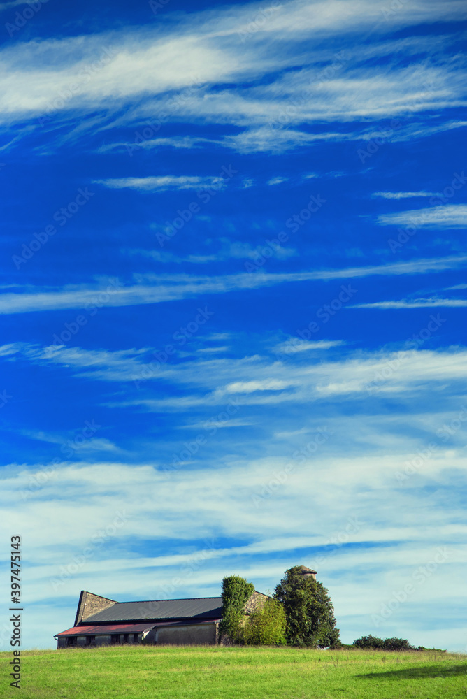 almacén de grano en una colina con el cielo azul en Hondarribia, Pais Vasco. 