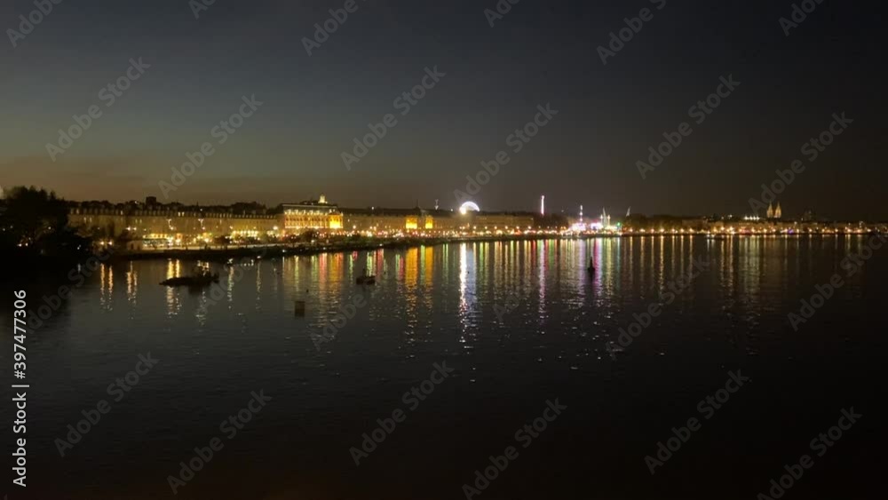 Centre de Bordeaux de nuit, vue depuis le Pont de Pierre, Gironde