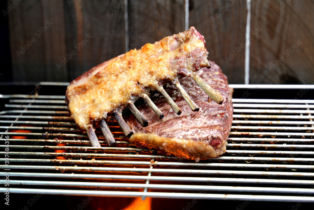Costela de cordeiro ou French Rack. Grelhada na churrasqueira Costela de cordeiro ou French Rack. Grelhada na churrasqueira