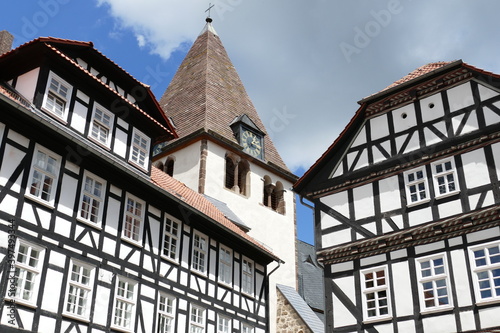 Turm der Stiftskirche mit Fachwerkh  usern in Kaufungen   Hessen
