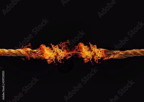 燃え上がる炎と切れる寸前のロープ