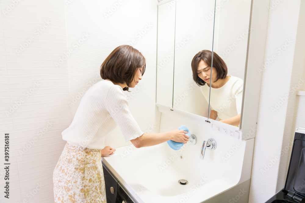 Fototapeta premium 掃除をする女性 洗面所