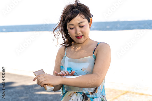 日焼け止めクリームを塗る女性