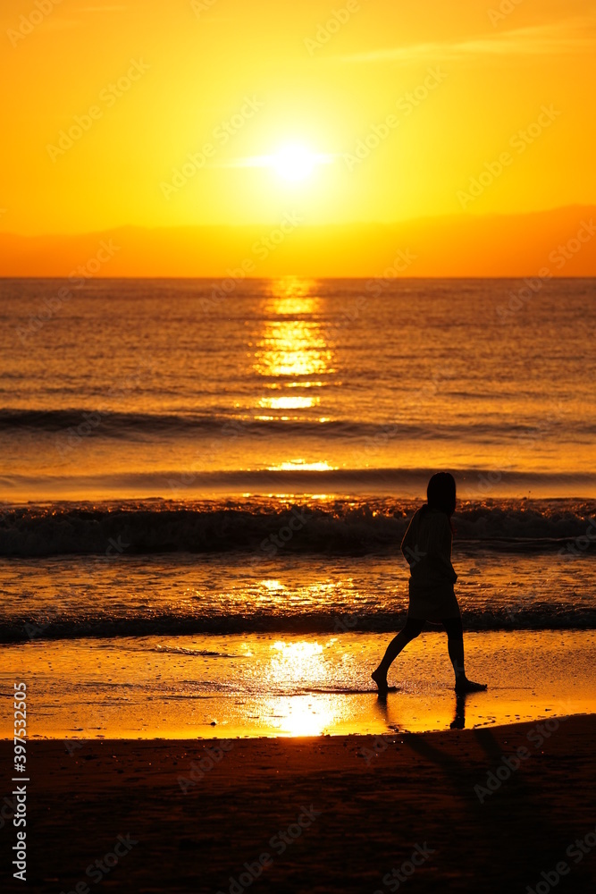 Fototapeta premium ドラマティックな海岸の夕陽と波