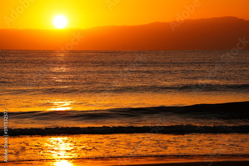 ドラマティックな海岸の夕陽と波