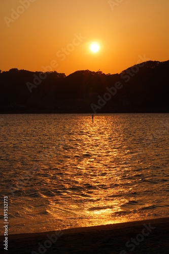 ドラマティックな海岸の夕陽と波