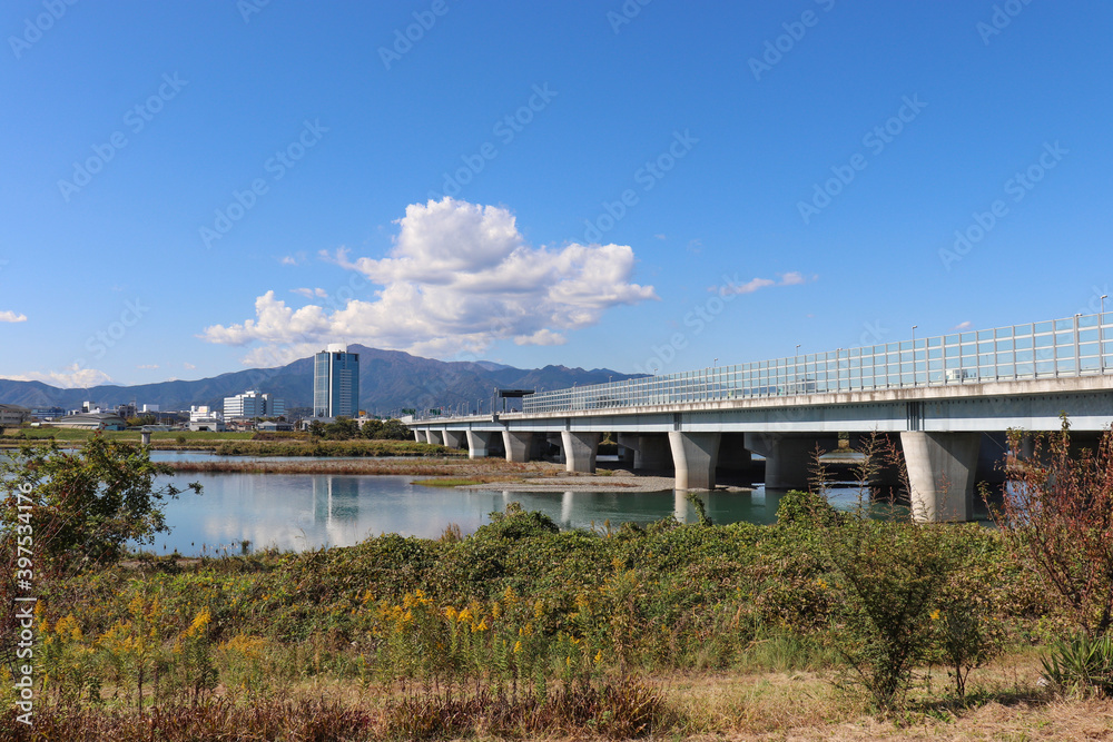 相模川と東名高速道路（神奈川県）